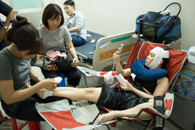 Không những vậy, cảnh treo lơ lửng trong nhiều tiếng khiến Việt Hương bị chấn thương. Vai diễn trong Hoán Đổi không chỉ thách thức Việt Hương ở góc độ diễn xuất với những cảnh xoay đòi hỏi sức khoẻ, những cảnh đánh nhau đầy mạo hiểm do chính cô trực tiếp thực hiện mà không cần diễn viên đóng thế.