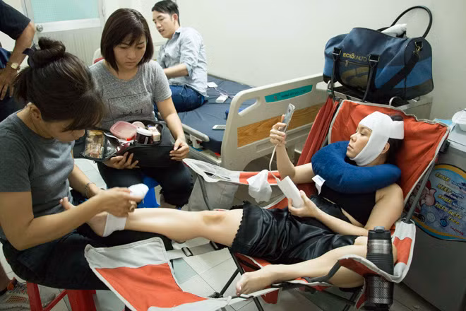 Không những vậy, cảnh treo lơ lửng trong nhiều tiếng khiến Việt Hương bị chấn thương. Vai diễn trong Hoán Đổi không chỉ thách thức Việt Hương ở góc độ diễn xuất với những cảnh xoay đòi hỏi sức khoẻ, những cảnh đánh nhau đầy mạo hiểm do chính cô trực tiếp thực hiện mà không cần diễn viên đóng thế.