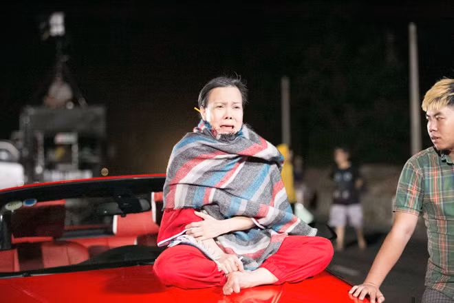 Nữ nghệ sĩ khiến cả đoàn phim hú vía sau khi bị nhiễm lạnh vì cảnh quay ngoài biển.