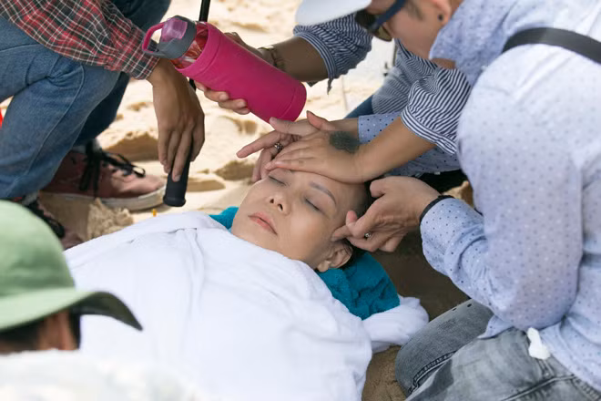 Hơn thế nữa để hoàn thiện cảnh quay hoán đổi này, nghệ sĩ Việt Hương đã có phen hú vía khi ngất xỉu ngay giữa biển vì phải liên tục ngâm mình dưới nước biển, chạy liên tục trong thời tiết khá lạnh với tần suất quay dày đặc trong ngày.