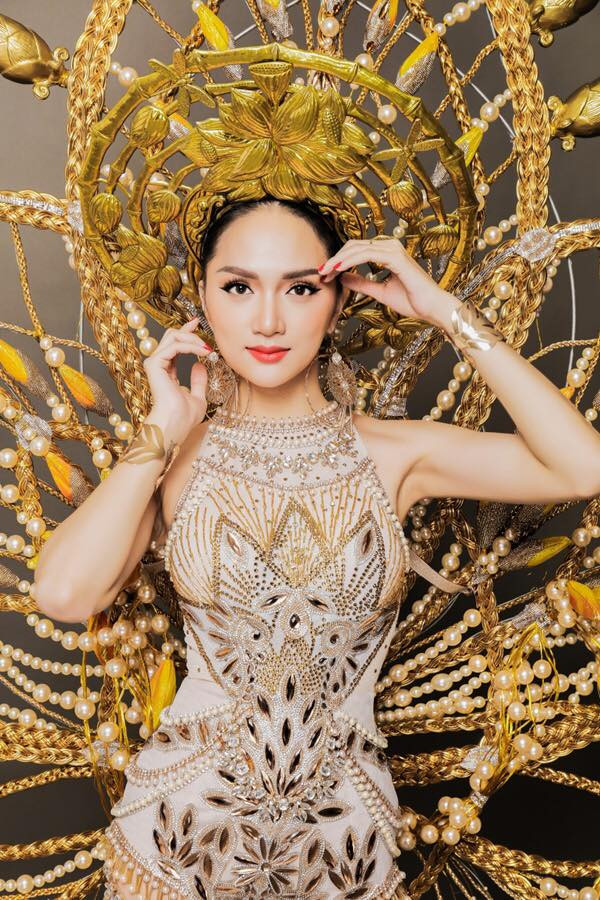 Hương Giang Idol diện trang phục truyền thống tham gia cuộc thi Hoa hậu Chuyển giới Quốc tế 2018. Ảnh: FBNV