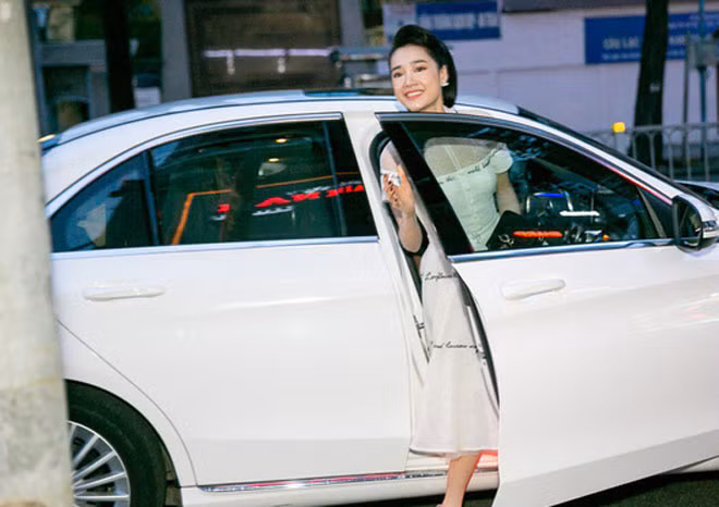 Sau khi kết thúc lịch trình tại sự kiện, diễn viên Nhã Phương đã ra về bằng chiếc xe sang giá gần 2 tỷ đồng, do Trường Giang mua tặng từ một năm trước.