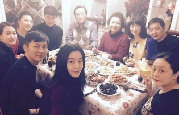 Me Ly Than ep con trai chia tay Pham Bang Bang giua on ao?