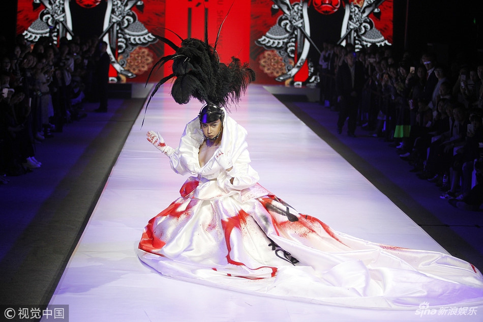 Gần một năm nay, Trần Chí Bằng liên tục xuất hiện và phủ kín các phương tiện truyền thông Trung Quốc. Anh ra mắt album Thiên diện và trở thành người mẫu quen thuộc trên sàn catwalk.