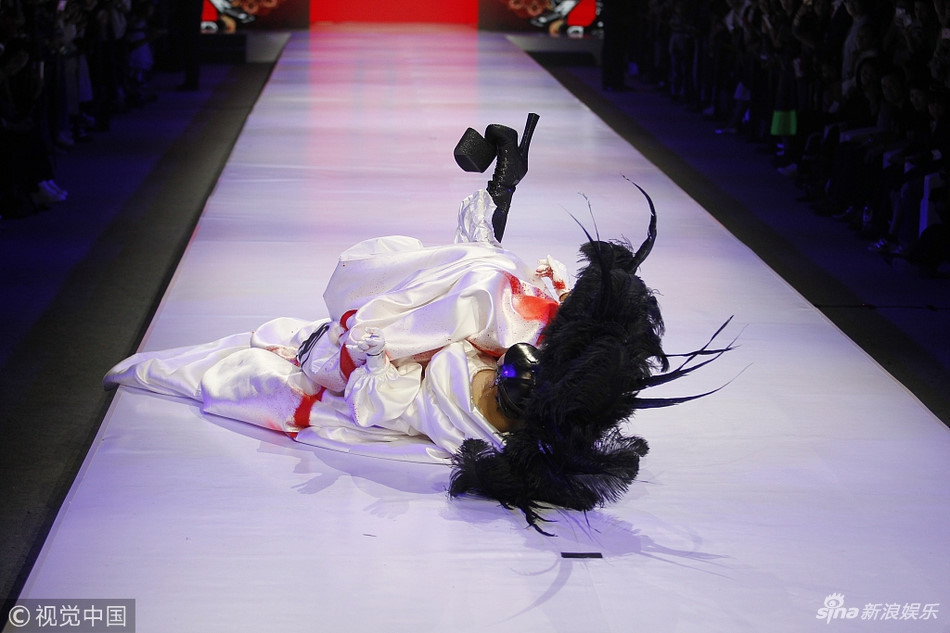 Khoảnh khắc Trần Chí Bằng vừa nằm dưới sàn vừa gỡ giày được khán giả cổ vũ nhiệt tình. Tờ Sina cho rằng đây là hành động xử lý sự cố rất khéo léo.