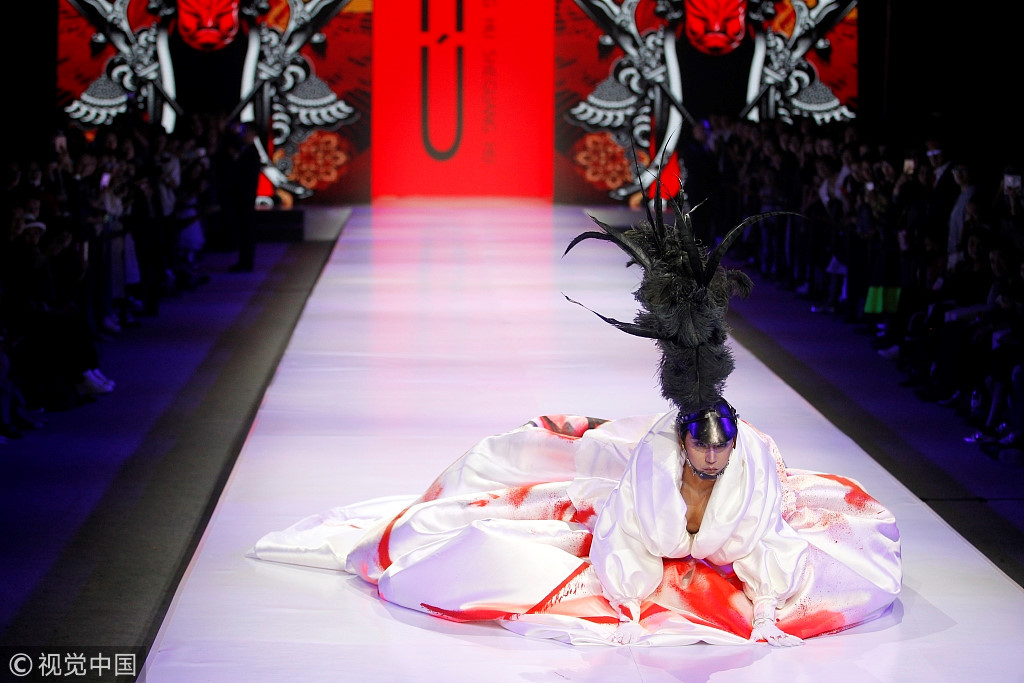 Hình ảnh ghi lại cho thấy Trần Chí Bằng ngã ngay khi di chuyển được hơn nửa sàn catwalk. Với bản lĩnh sân khấu và đứng trước máy quay, nam diễn viên giữ được sự tự tin. Anh bình tĩnh nằm trên sàn diễn và tự vứt bỏ đôi giày cao gót.