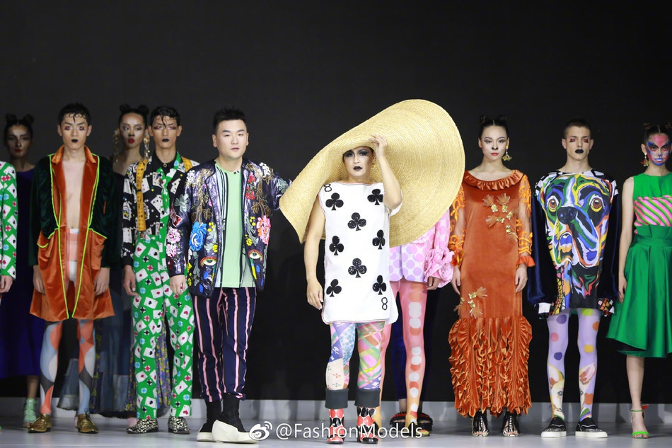 Trần Chí Bằng cho biết rất khó chịu khi mỗi lần lên sân khấu lại bị la ó chỉ vì “mặc đẹp”. Nam diễn viên Hoàn Châu cách cách nói nếu là 10 năm trước, anh sẽ sợ hãi từ bỏ. Nhưng giờ, anh tự thấy không cần phải nhìn ngó thái độ đám đông. “Đàn ông tại sao không được điệu đà? Tôi từng học thiết kế và tôi tin rằng phong cách của mình là đẹp. Tôi không quan tâm sẽ thành công tới đâu nhưng trong tương lai tôi sống vui vẻ cho chính mình là được rồi”, anh nói.