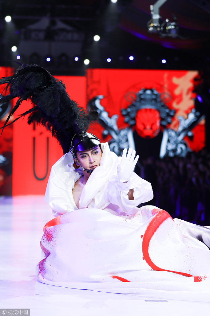 “Tôi nổi loạn ở tuổi trung niên. Thời đại thay đổi, con người cũng thế. Tôi dũng cảm tiếp thu cái mới mà thôi. Quan trọng tôi thấy mình còn trẻ. Tôi ghét nghe ai đó nói này anh, anh 47 tuổi rồi đừng làm cái này và không được làm cái kia”, nam diễn viên bức xúc khi đối diện những chỉ trích về phong cách của mình.