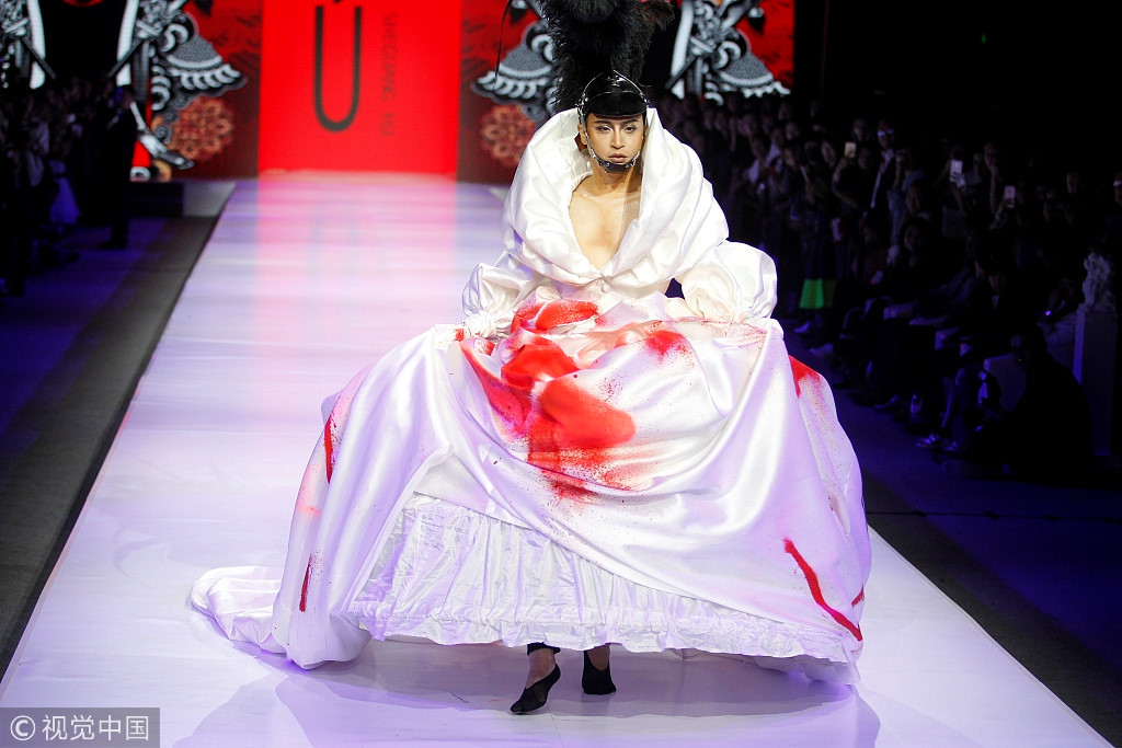 Hình ảnh Trần Chí Bằng biểu diễn với đôi chân trần được khán giả cổ vũ vào tối 22/9.