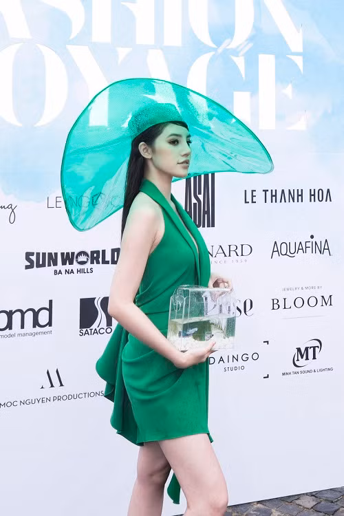 Hoa hậu Jolie Nguyễn diện trang phục màu xanh.