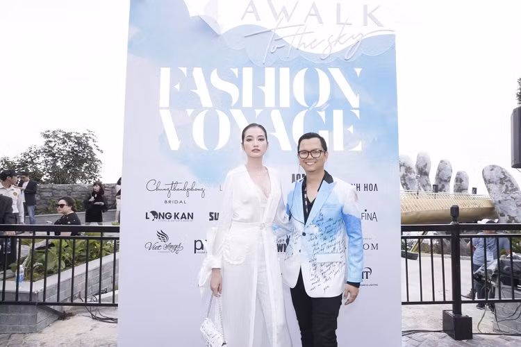 Hoa hậu Trúc Diễm tạo dáng cùng đạo diễn Long Kan.