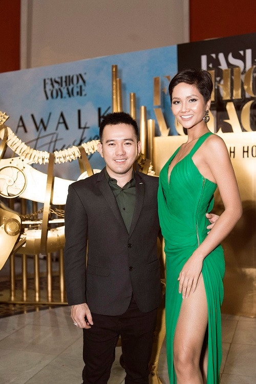 Hoa hậu Hoàn Vũ Việt Nam 2017 tạo dáng cùng NTK Lê Thanh Hòa.