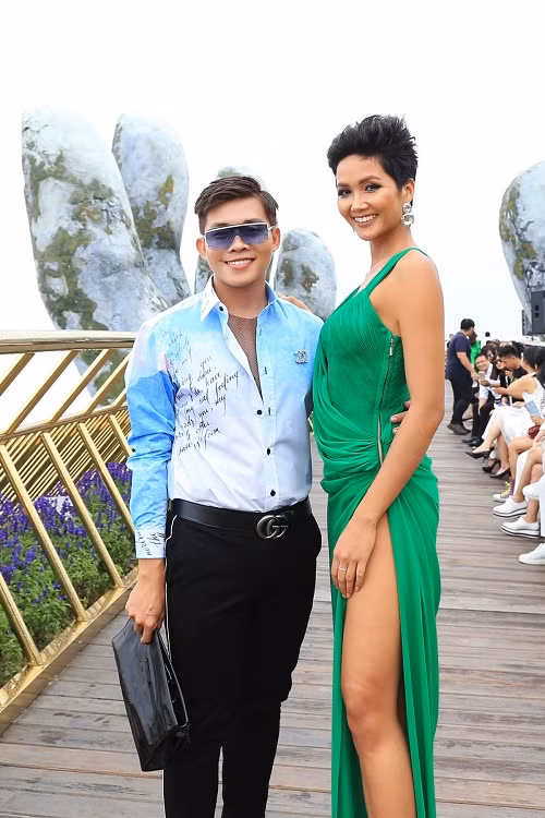 Sự kiện thời trang này quy tụ dàn sao nổi tiếng của Vbiz. Hoa hậu H'Hen Niê gây ấn tượng khi diện váy xanh quyến rũ xuất hiện trong chương trình. Thiết kế xẻ cao giúp H'Hen Niê khoe chân dài miên man.