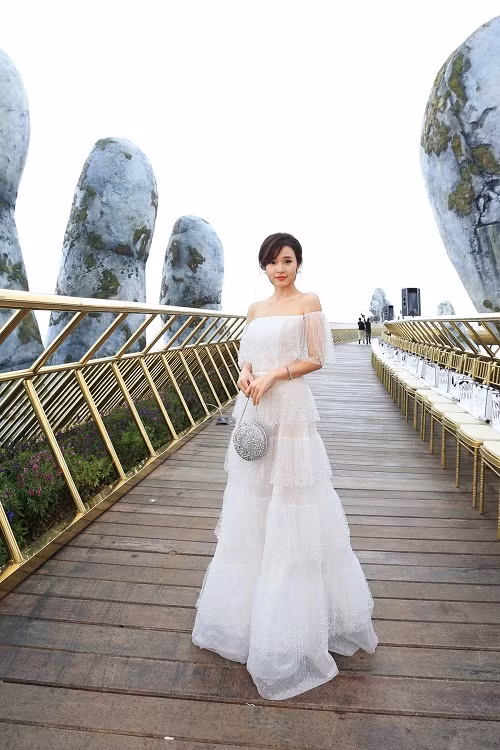 Midu đẹp ngọt ngào với kiểu váy trắng nữ tính, bồng bềnh.