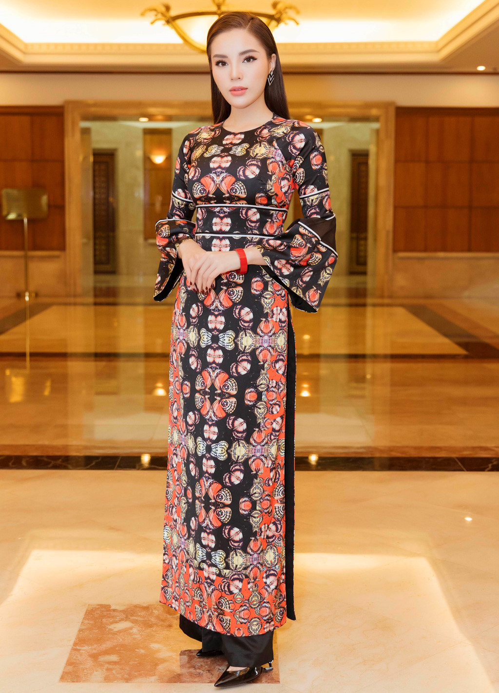 Do đó, khi xuất hiện trong sự kiện công bố cuộc thi Hoa hậu Việt Nam 2018 được diễn ra sáng 14/3, Kỳ Duyên nhận được nhiều sự quan tâm của cánh săn ảnh. Cô chọn cách trang điểm hài hòa với trang phục áo dài. Tuy nhiên, thần thái của cô khá lạnh và gương mặt cứng bị nhận xét không giống phong cách của một hoa hậu.