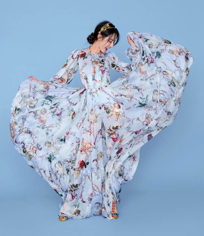 Tuy gắn với biệt danh Địch Béo hay Ba Béo nhưng sự thật lại hoàn toàn trái ngược. Mỹ nữ Tân Cương sở hữu vóc dáng hoàn hảo với chiều cao 1m69 và cân nặng 48kg. Cộng thêm gương mặt khả ái, Nhiệt Ba trở thành tiểu Hoa đán được các nhãn hàng thời trang, mỹ phẩm săn đón, trả cát-xê cao ngất ngưởng.