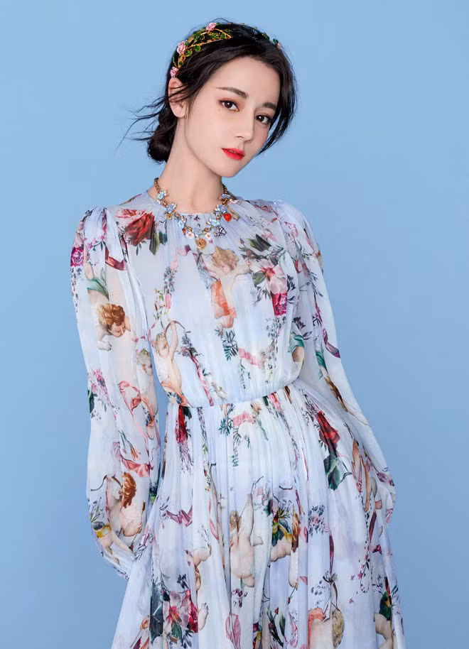 Năm 2017 - 2018, tên tuổi của Nhiệt Ba lên cao như diều gặp gió nhờ liên tiếp xuất hiện trong 3 bộ phim ăn khách: Tam sinh tam thế thập lý đào hoa, Lệ cơ truyện và Liệt hỏa như ca.