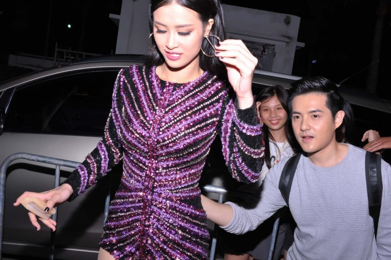 Ông Cao Thắng luôn theo sát bạn gái xinh đẹp mỗi khi cô đi hát hay sự kiện. Trong hậu trường, anh để ý cho Đông Nhi từ trang phục, kiểu tóc đến giày dép.