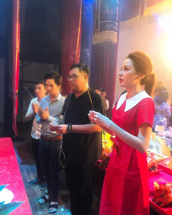 Thậm chí một số người cho rằng Diễm Hương đã đi phẫu thuật thẩm mỹ, đặc biệt là chiếc mũi thon gọn, thẳng hơn trước đây.