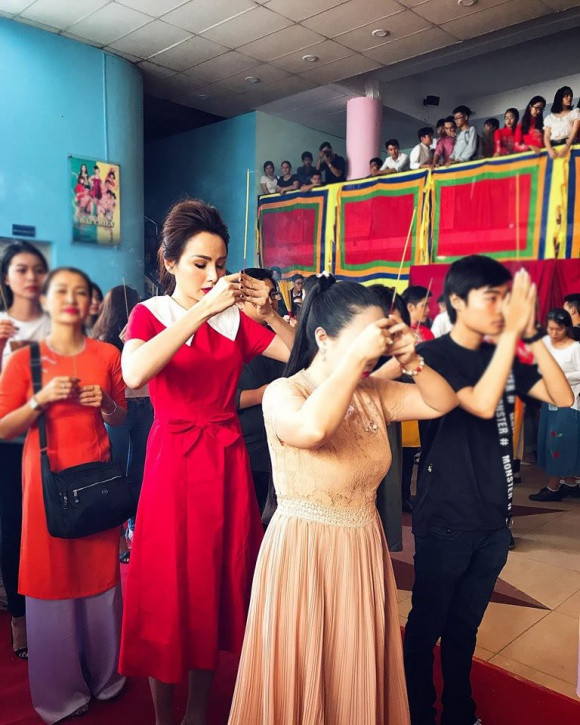 Trước nghi án "dao kéo", Diễm Hương vẫn chưa lên tiếng.