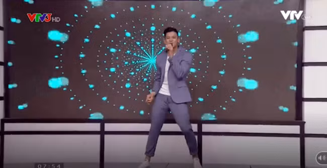 Mới đây, trong chương trình "Cà phê sáng", Trọng Hiếu Idol đã xuất hiện với tư cách khách mời và trình diễn ca khúc "Tình ca". Thế nhưng, khán giả đã nhanh chóng phát hiện ra nam ca sĩ Trọng Hiếu quên...kéo khóa quần.