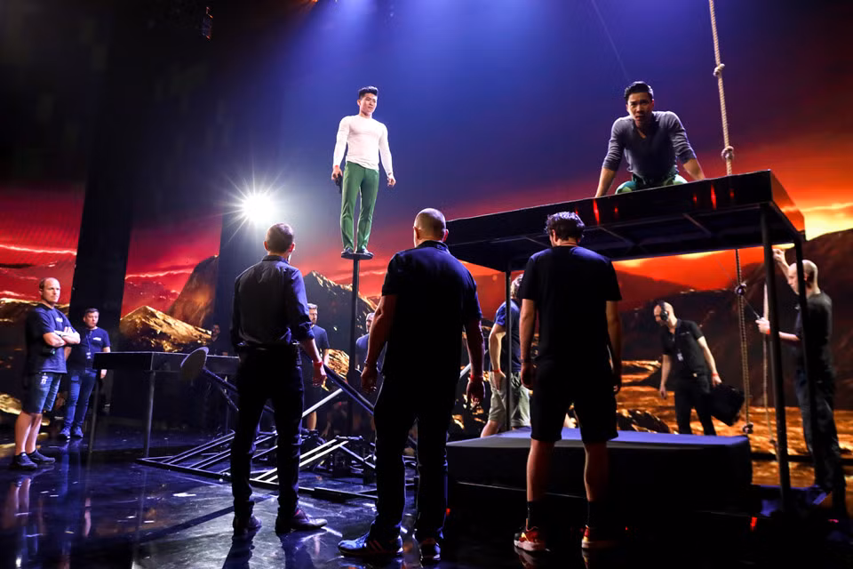 Quốc Cơ - Quốc Nghiệp và đội kỹ thuật của chương trình tập duyệt kỹ phần bước qua các cây cột cao lênh khênh và nhảy lên bục lớn. Trong màn biểu diễn chính, đội kỹ thuật này cũng túc trực dưới chân cột để đảm bảo an toàn cho hai nghệ sĩ.