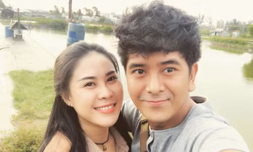 Hùng Thuận và bạn gái xinh đẹp.