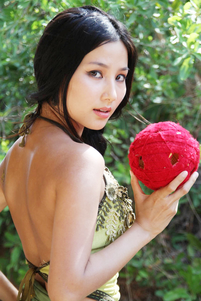 Diễm My 9X vào vai kỹ nữ trong "Mỹ nhân kế". Cô khiến khán giả sửng sốt với cảnh nóng cùng bạn diễn, ca sĩ Anh Khoa.