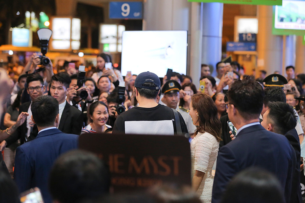 Tại sân bay, Kwon Sang Woo bất ngờ khi nhận được sự chào đón của đông đảo khán giả hâm mộ cũng như giới truyền thông Việt Nam.