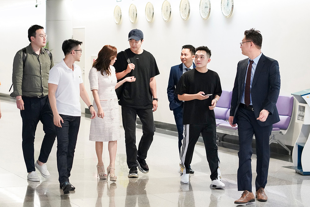 Ngay khi vừa lộ diện, Kwon Sang Woo gây chú ý bởi vẻ ngoài trẻ trung so với tuổi 42 cùng gu ăn vận đơn giản.