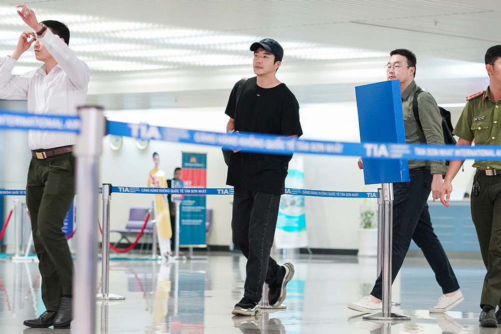 Đây là lần đầu tiên nam diễn viên "Nấc thang lên thiên đường" đến Việt Nam nên nhận được nhiều sự quan tâm của người hâm mộ.