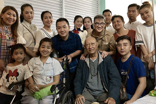 Phung Ngoc Huy hat trong dem nhac giup do tinh cu Mai Phuong-Hinh-2