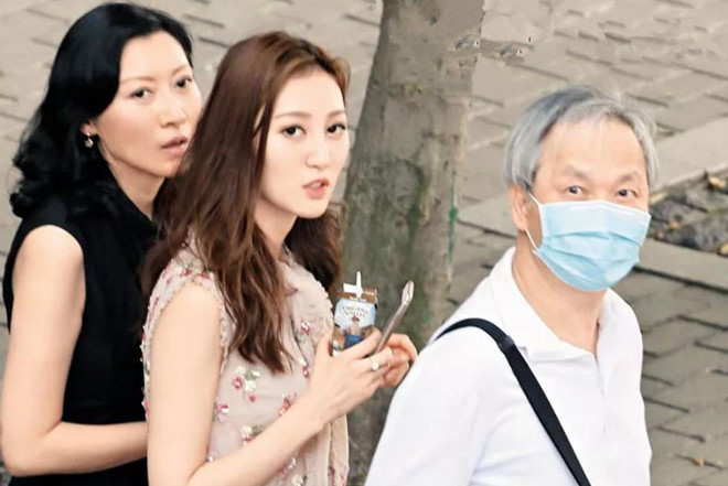 Á hậu Hong Kong (giữa) bên mẹ và chồng đại gia.