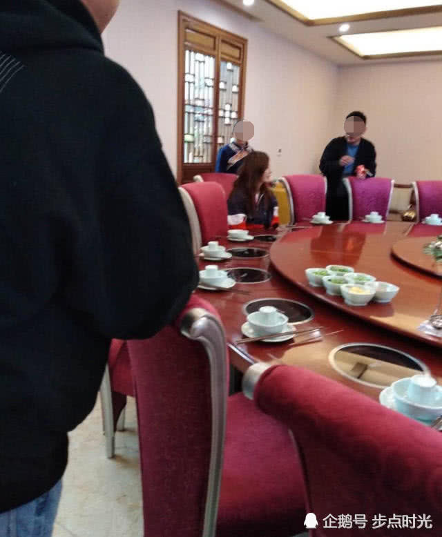 Tâm trạng cô rất tốt khi ngồi trò chuyện cùng những người xung quanh.