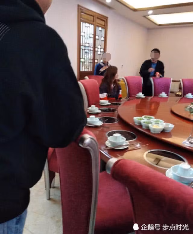 Tâm trạng cô rất tốt khi ngồi trò chuyện cùng những người xung quanh.