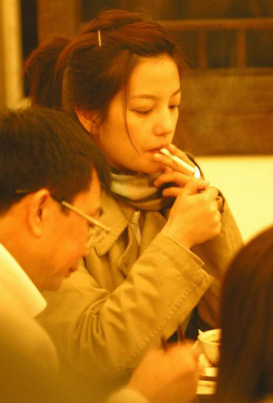 Trong quá khứ, bà mẹ một con này từng lộ ảnh nhậu say đến mức ôm hôn cả đồng nghiệp nam. Cô cũng từng bị chỉ trích vì thói quen hút thuốc, tụ tập thâu đêm.