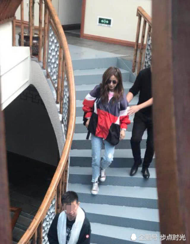 Tuy nhiên, vì vui vẻ quá chén nên “Én nhỏ” có hơi say. Mặt cô đỏ ửng và khi ra về phải có người đi bên cạnh dìu xuống cầu thang.