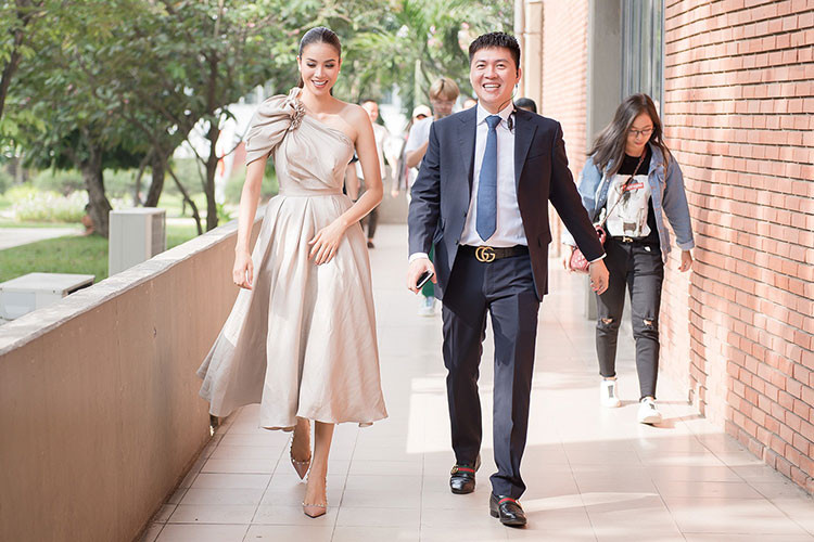 Luôn xuất hiện trong những bộ trang phục thanh lịch, Hoa hậu Phạm Hương tạo thiện cảm cho người đối diện không chỉ bởi vẻ đẹp rạng rỡ mà còn ở phong cách chuyên nghiệp, sự tự tin.