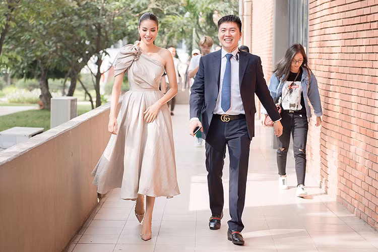 Luôn xuất hiện trong những bộ trang phục thanh lịch, Hoa hậu Phạm Hương tạo thiện cảm cho người đối diện không chỉ bởi vẻ đẹp rạng rỡ mà còn ở phong cách chuyên nghiệp, sự tự tin.