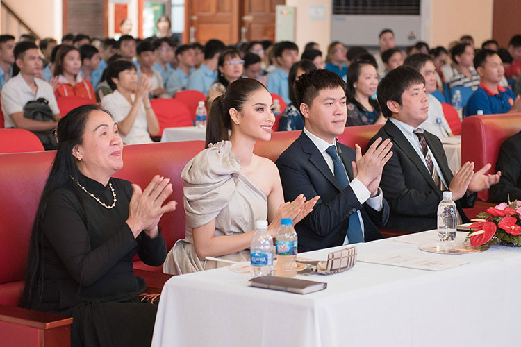 Phạm Hương cho thấy bản thân vẫn là một “hoa hậu quốc dân”, gần gũi và hòa đồng với nhiều hoạt động, trong đó có các hoạt động dành cho học sinh - sinh viên.