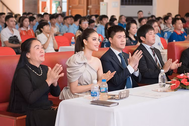 Phạm Hương cho thấy bản thân vẫn là một “hoa hậu quốc dân”, gần gũi và hòa đồng với nhiều hoạt động, trong đó có các hoạt động dành cho học sinh - sinh viên.