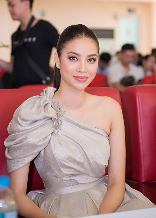 Bên cạnh đó, Phạm Hương cũng dành nhiều lời động viên, chia sẻ với các bạn trẻ.