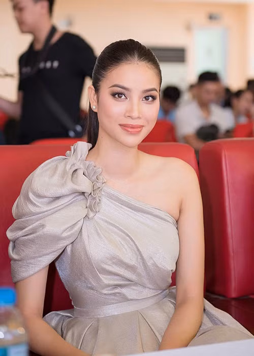 Bên cạnh đó, Phạm Hương cũng dành nhiều lời động viên, chia sẻ với các bạn trẻ.