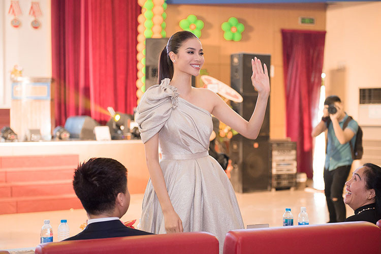 Hình ảnh xinh đẹp, rạng rỡ của Phạm Hương tại sự kiện.