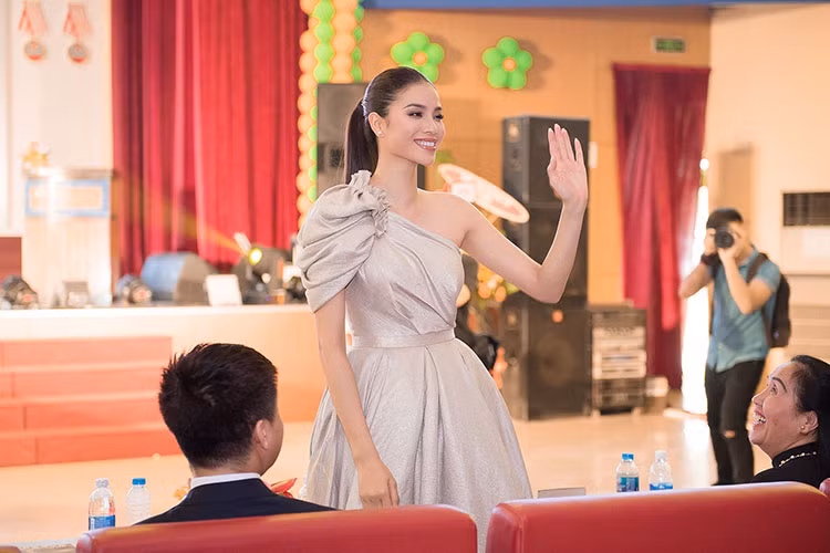 Hình ảnh xinh đẹp, rạng rỡ của Phạm Hương tại sự kiện.