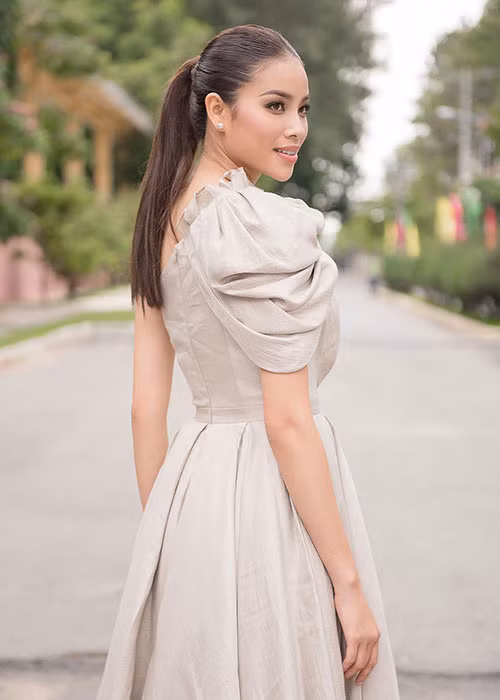 Diện bộ váy tuyệt đẹp của NTK Lê Thanh Hòa, Hoa hậu Phạm Hương khéo khoe bờ vai trần gợi cảm.