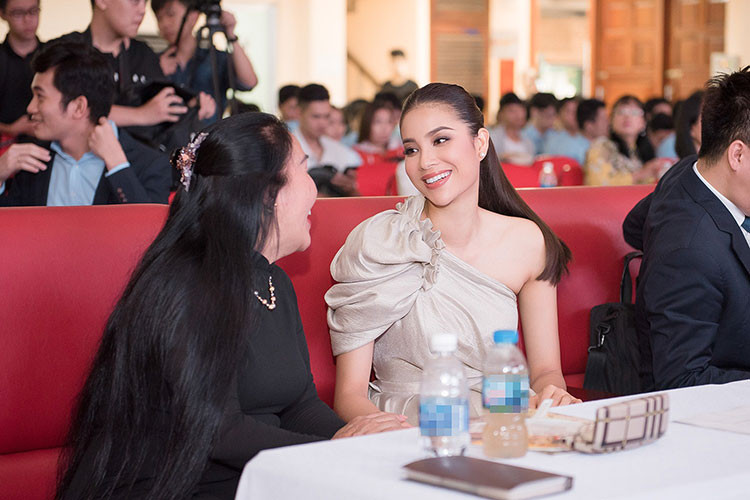 Tham gia làm giám khảo cuộc thi Miss Sakura tại trường Đại học sư phạm kỹ thuật TPHCM, Phạm Hương ghi điểm với sự thân thiện, cởi mở.