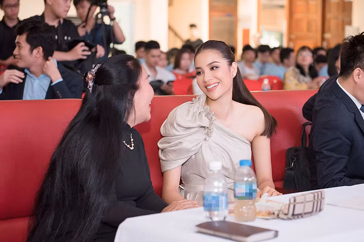 Tham gia làm giám khảo cuộc thi Miss Sakura tại trường Đại học sư phạm kỹ thuật TPHCM, Phạm Hương ghi điểm với sự thân thiện, cởi mở.