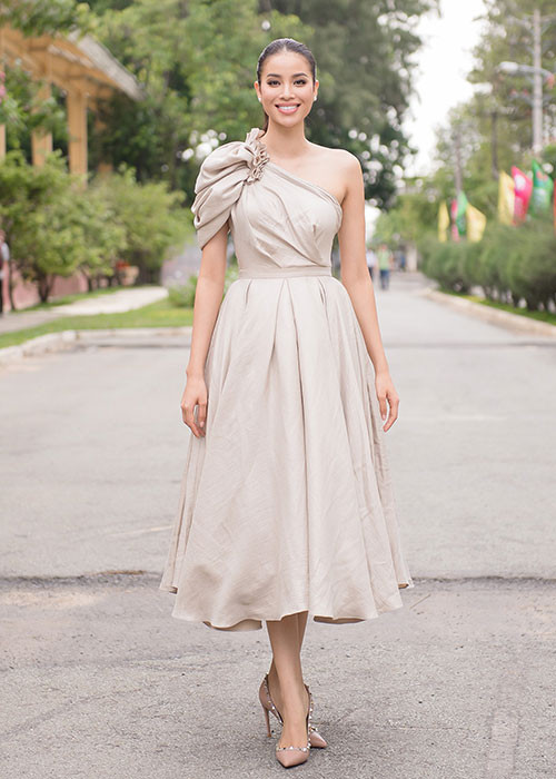 Chiều 22/5, Hoa hậu Phạm Hương bất ngờ xuất hiện tại trường Đại học sư phạm kỹ thuật TPHCM, tham gia ngồi ghế giám khảo cuộc thi Miss Sakura - sân chơi thú vị dành cho các bạn sinh viên.