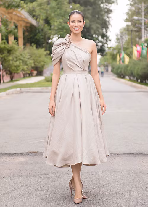 Chiều 22/5, Hoa hậu Phạm Hương bất ngờ xuất hiện tại trường Đại học sư phạm kỹ thuật TPHCM, tham gia ngồi ghế giám khảo cuộc thi Miss Sakura - sân chơi thú vị dành cho các bạn sinh viên.